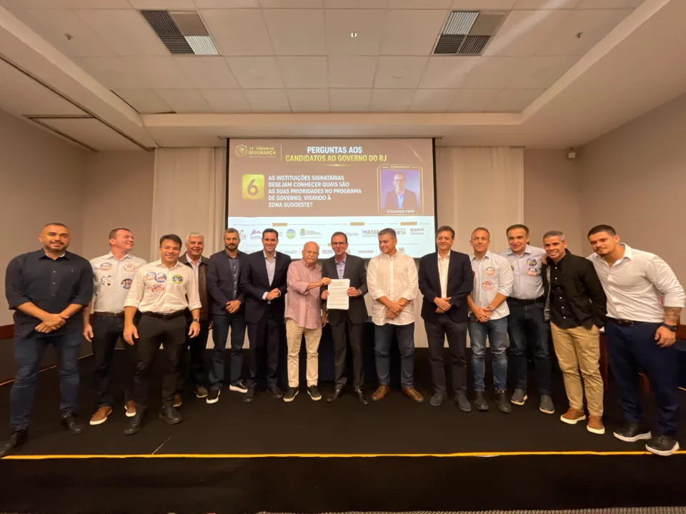 Eduardo Paes ao lado de lideranças e representantes de entidades no palco da 23ª edição do Fórum de Segurança do HotéisRIO e ACIR, no Rio de Janeiro