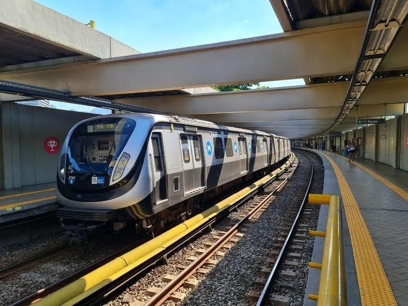 Composição do MetrôRio em estação da cidade do Rio de Janeiro, cuja rede deve ser ampliada com as linhas 2, 3 e 4