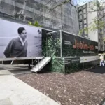 Caminhão que abriga a exposição imersiva Jobim-açu, sobre o centenário de Tom Jobim, no Rio de Janeiro