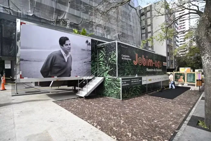Caminhão que abriga a exposição imersiva Jobim-açu, sobre o centenário de Tom Jobim, no Rio de Janeiro