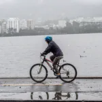 Dia nublado e chuvoso no Rio de Janeiro, com tempo fechado sobre a cidade