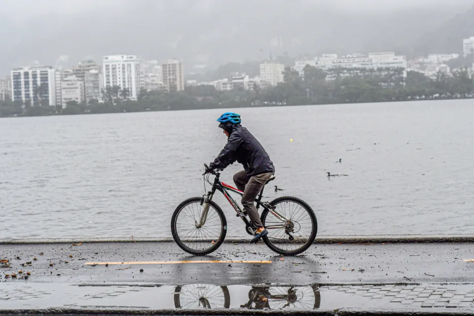 Dia nublado e chuvoso no Rio de Janeiro, com tempo fechado sobre a cidade
