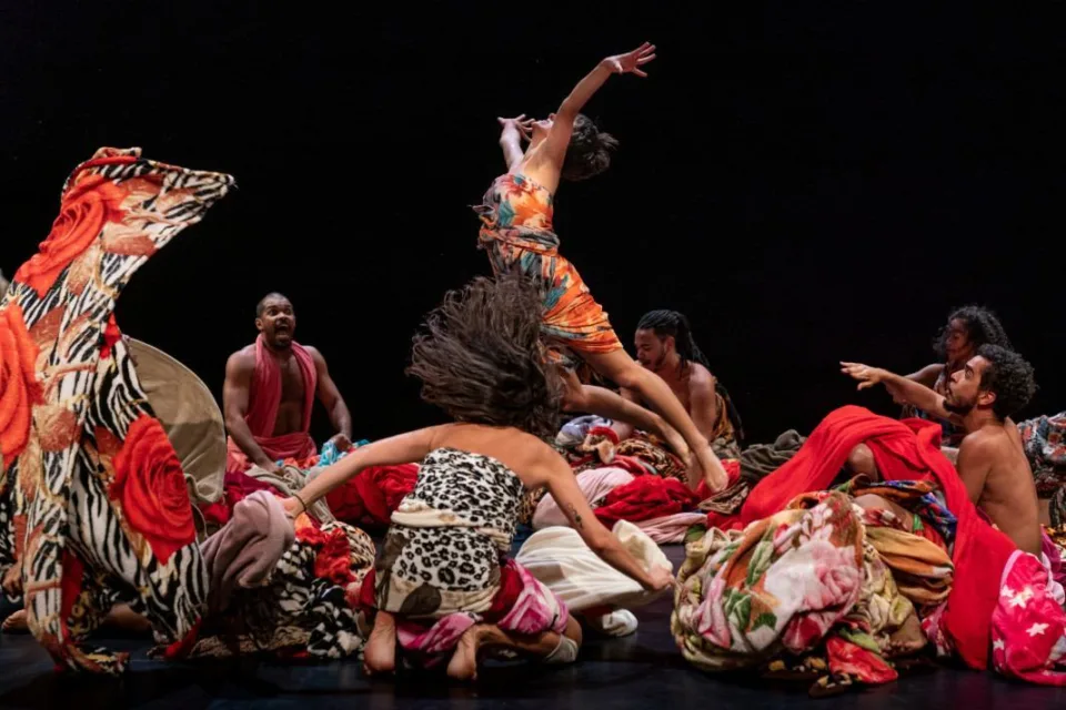 Cena do espetáculo Encantado, da Lia Rodrigues Companhia de Danças, na 34ª edição do Festival Panorama, no Rio de Janeiro