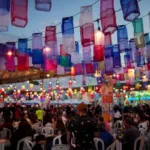 Lanternas coreanas iluminadas na decoração do Festival Sabores e Luzes da Coreia