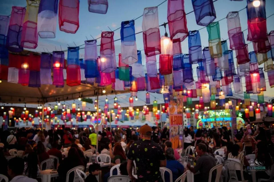 Lanternas coreanas iluminadas na decoração do Festival Sabores e Luzes da Coreia