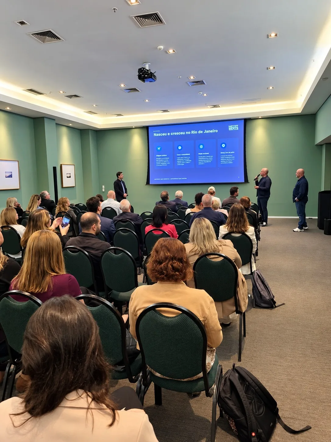 Apresentações e público do Fórum Comercial do HotéisRIO, no Grand Mercure Rio de Janeiro Copacabana