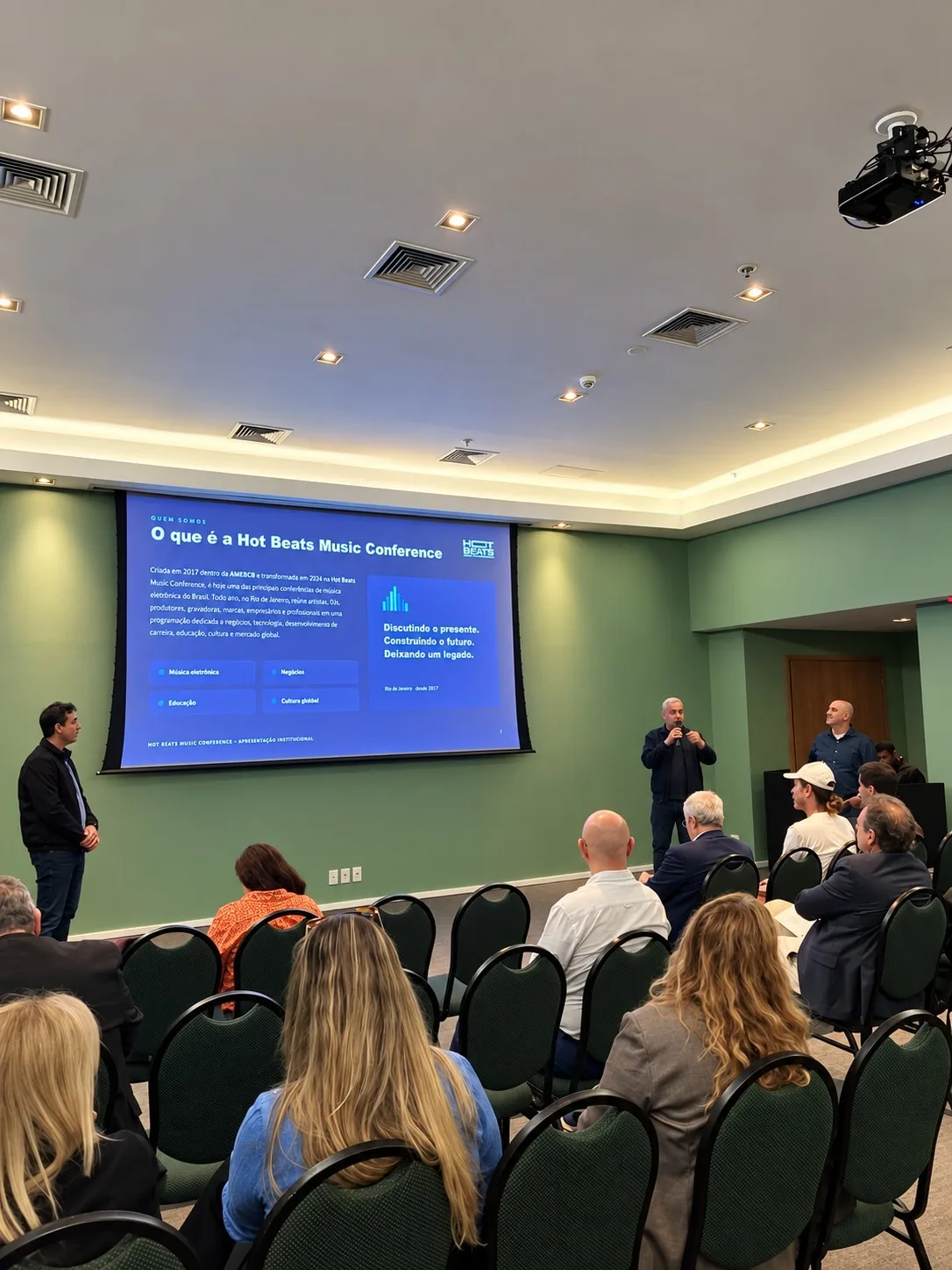 Apresentações e público do Fórum Comercial do HotéisRIO, no Grand Mercure Rio de Janeiro Copacabana