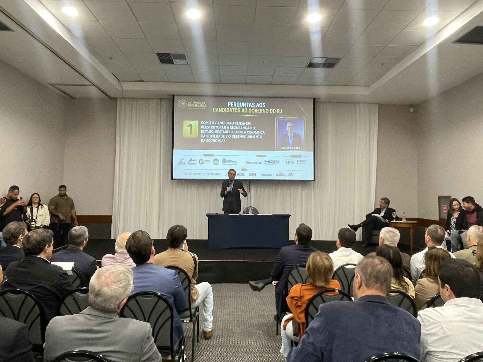 Registro da 23ª edição do Fórum de Segurança do HotéisRIO e ACIR com o candidato Eduardo Paes, no Rio de Janeiro