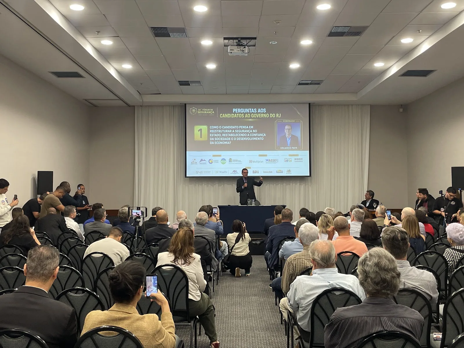 Registro da 23ª edição do Fórum de Segurança do HotéisRIO e ACIR com o candidato Eduardo Paes, no Rio de Janeiro