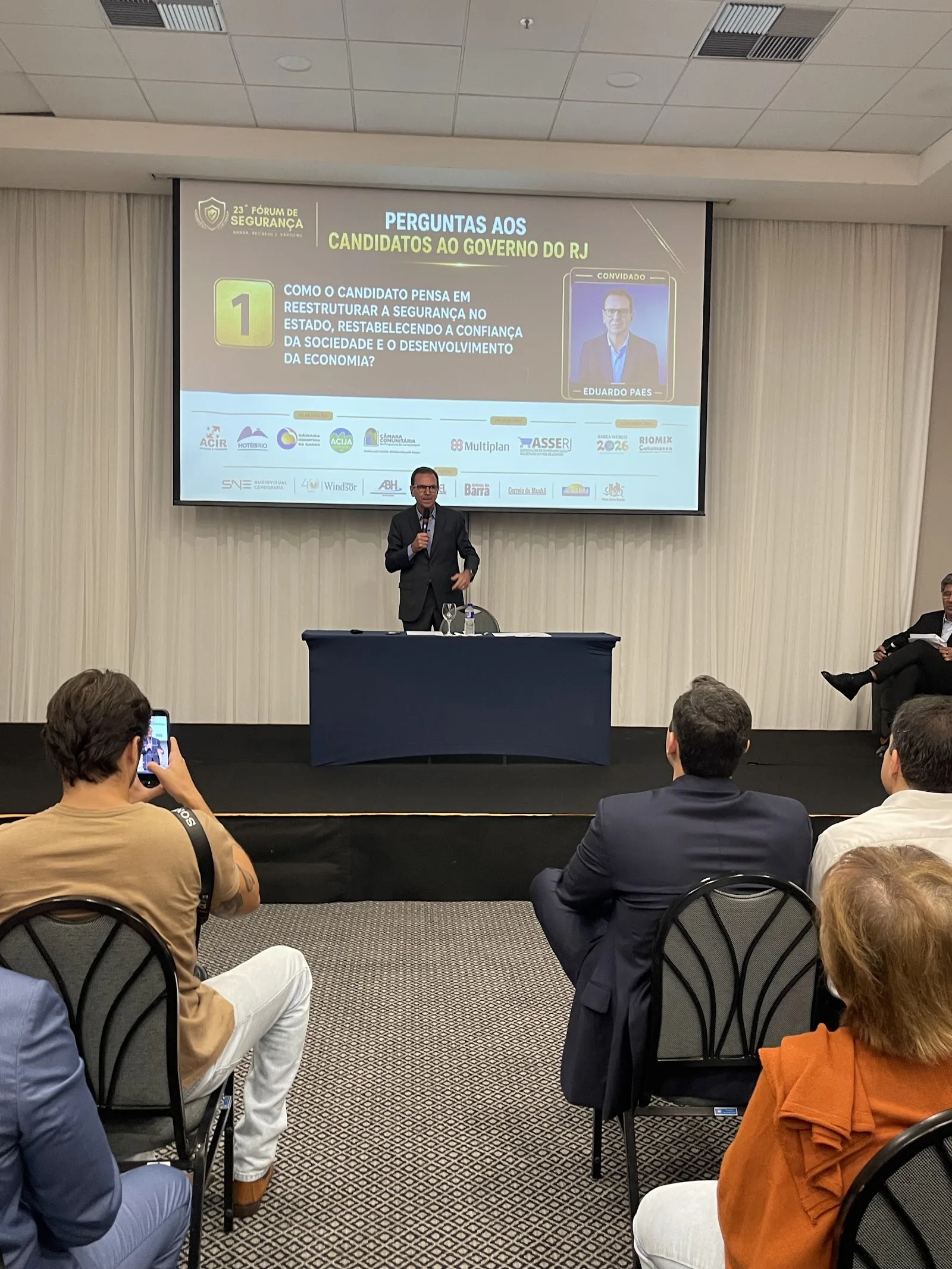 Registro da 23ª edição do Fórum de Segurança do HotéisRIO e ACIR com o candidato Eduardo Paes, no Rio de Janeiro