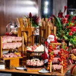 Mesa de frios e queijos com decoração natalina no Grand Hyatt Rio de Janeiro