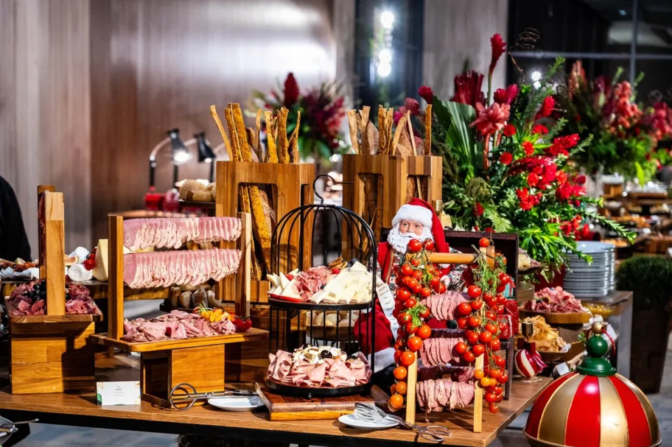Mesa de frios e queijos com decoração natalina no Grand Hyatt Rio de Janeiro