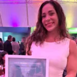Chef Juliana Magioli segura a placa de Chef Revelação do Rio Gastronomia 2026