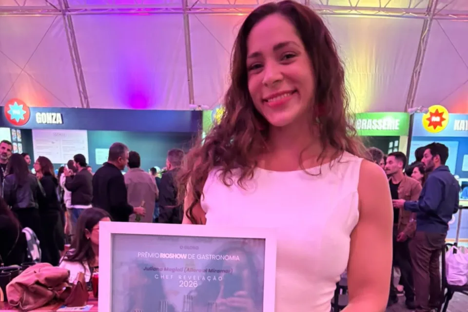 Chef Juliana Magioli segura a placa de Chef Revelação do Rio Gastronomia 2026