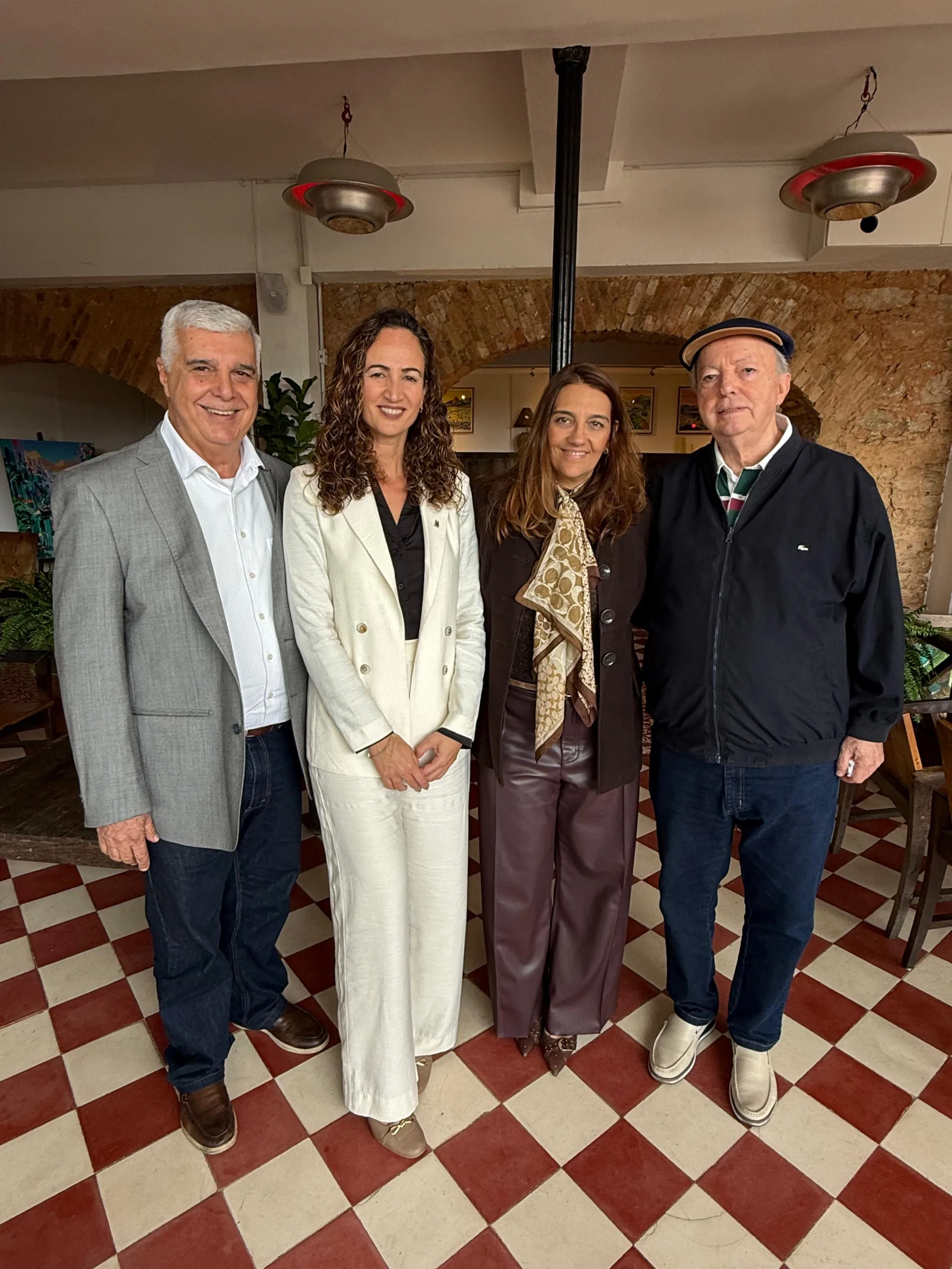 Alfredo Lopes e convidados do Fórum dos Hotéis Cinco Estrelas no salão do Santa Teresa MGallery, em Santa Teresa