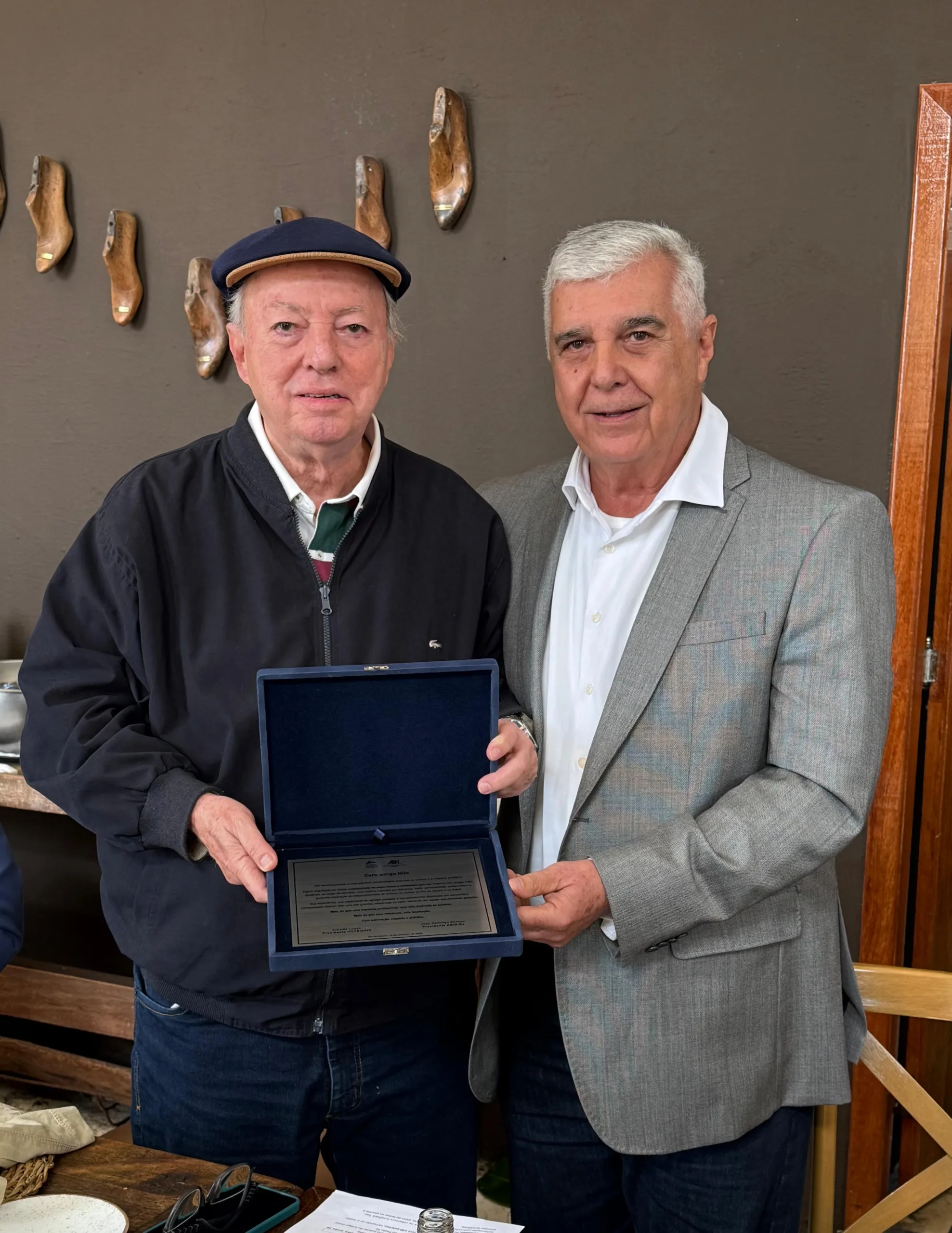 Nilo Sérgio Félix recebe placa de homenagem das mãos de Alfredo Lopes, presidente do HotéisRIO, durante o Fórum dos Hotéis Cinco Estrelas