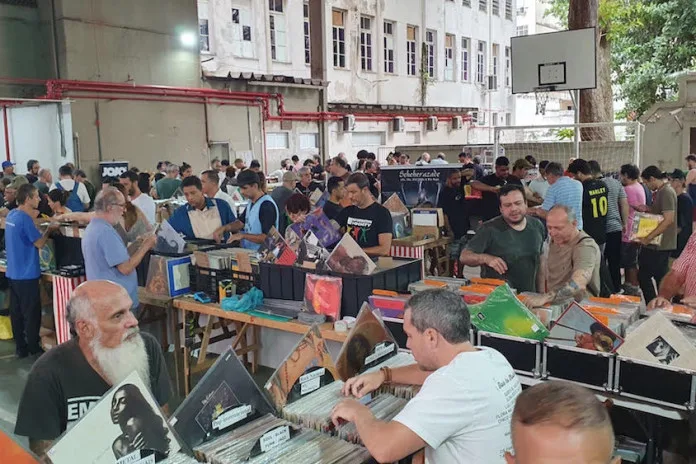 Feira de vinil Gira Música, que ocupa o CIEP Tancredo Neves, no Catete, no Rio de Janeiro