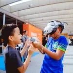 Visitantes exploram instalações interativas do festival de cultura digital HACKTUDO, que acontece no MAM Rio