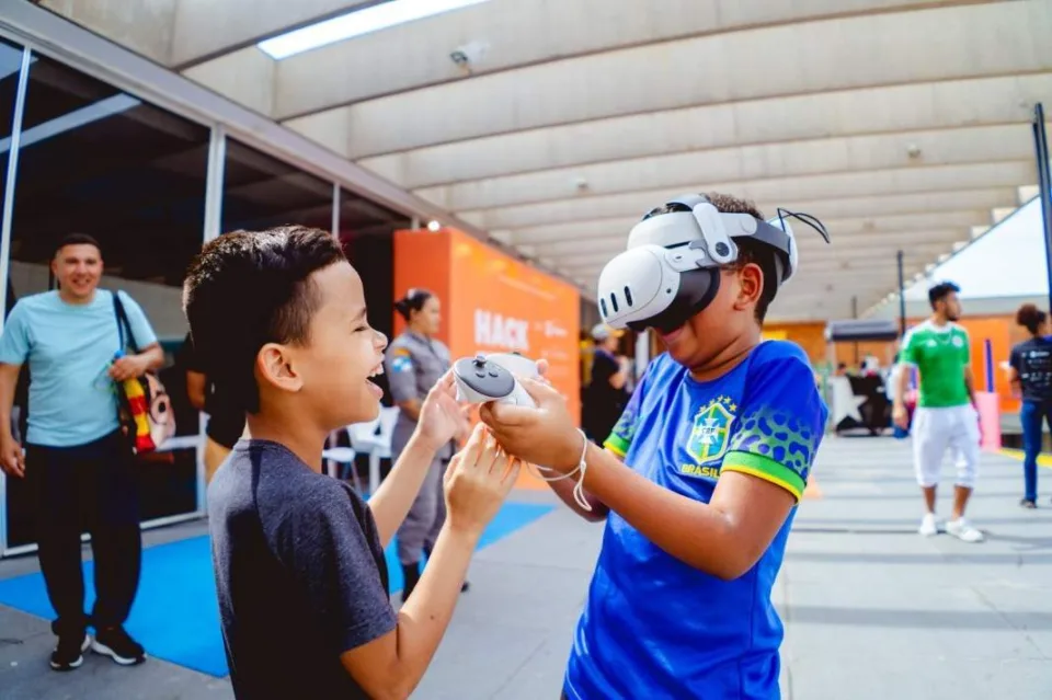 Visitantes exploram instalações interativas do festival de cultura digital HACKTUDO, que acontece no MAM Rio