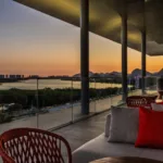 At Rio Rooftop & Lounge, no 9º andar do Hilton Barra Rio de Janeiro, com vista para a Barra da Tijuca
