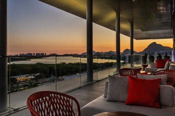 At Rio Rooftop & Lounge, no 9º andar do Hilton Barra Rio de Janeiro, com vista para a Barra da Tijuca