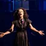 A atriz Laila Garin caracterizada como Édith Piaf em ensaio do musical PIAF – Eu não me arrependo