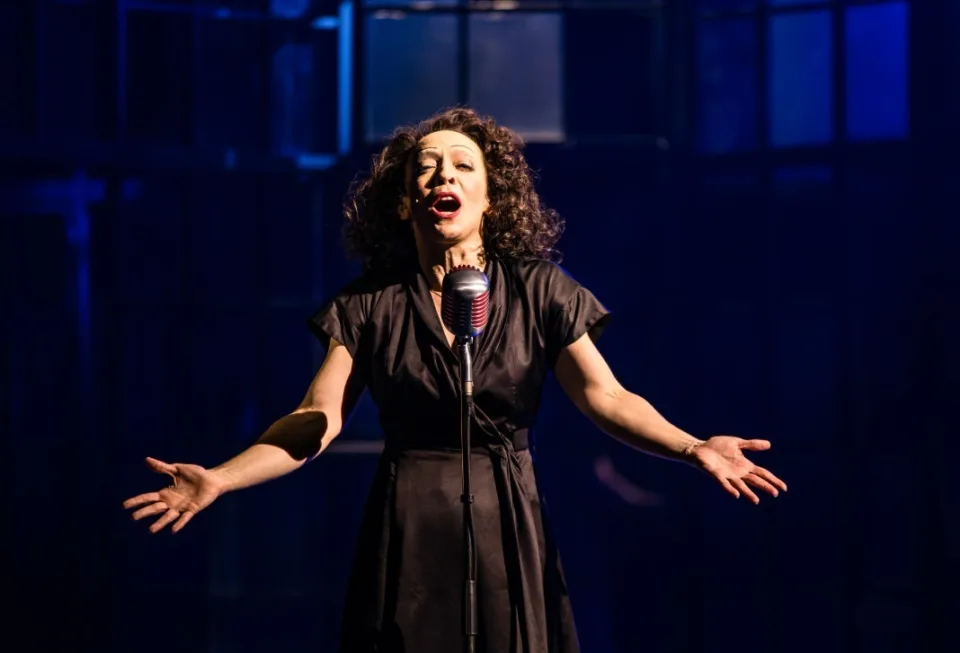 A atriz Laila Garin caracterizada como Édith Piaf em ensaio do musical PIAF – Eu não me arrependo