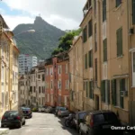 Rua do bairro de Laranjeiras, na Zona Sul do Rio de Janeiro, eleito um dos 20 bairros mais cool do mundo pela revista Time Out em 2026
