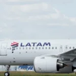 Aeronave da LATAM em operação, companhia que ampliará voos a partir do Galeão e do Santos Dumont no verão 2026/2027