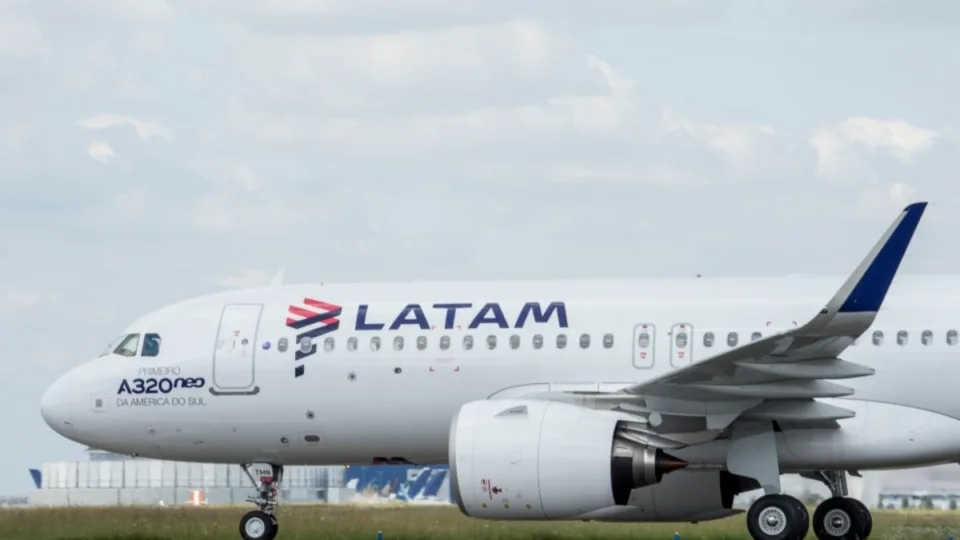 Aeronave da LATAM em operação, companhia que ampliará voos a partir do Galeão e do Santos Dumont no verão 2026/2027