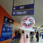 Passageiros embarcam em trem do MetrôRio durante a operação especial do Rock in Rio 2026