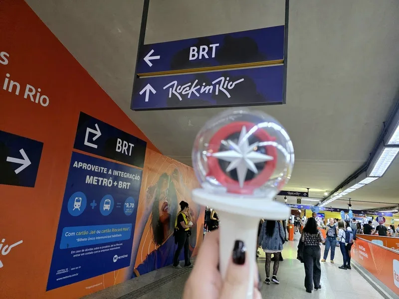 Passageiros embarcam em trem do MetrôRio durante a operação especial do Rock in Rio 2026