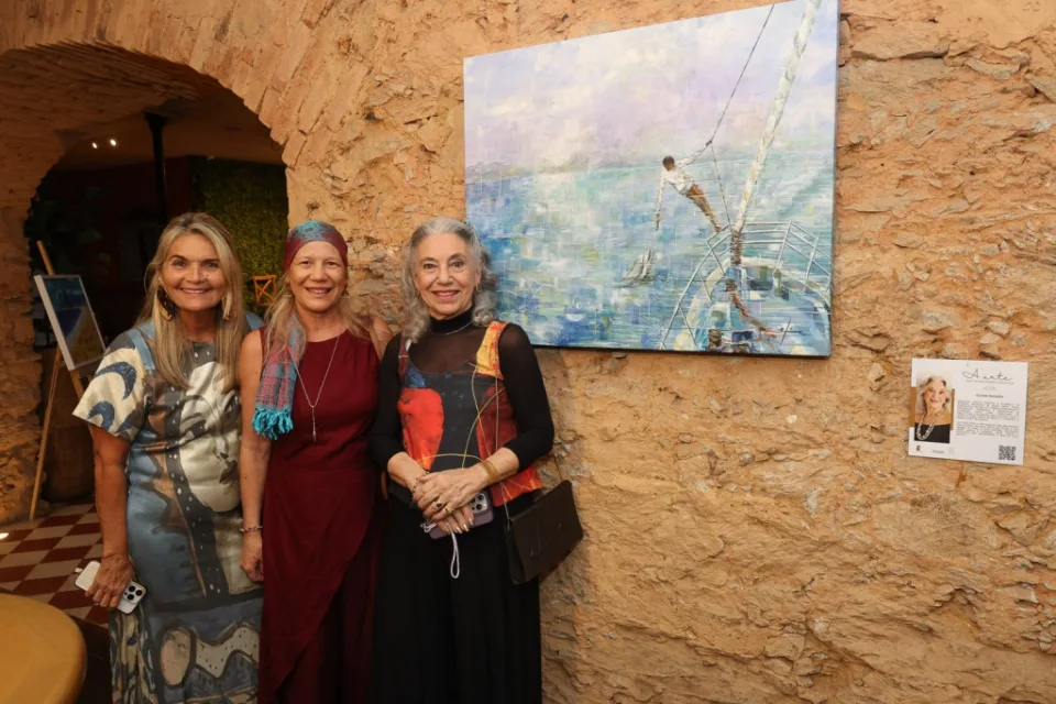 Convidadas na abertura da mostra A Arte dos Apaixonados pelo Rio, no Bar dos Descasados do Santa Teresa Hotel RJ – MGallery