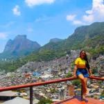 Visitantes em roteiro de turismo comunitário na Rocinha, no Rio de Janeiro, conduzido pelo projeto Na Favela Turismo