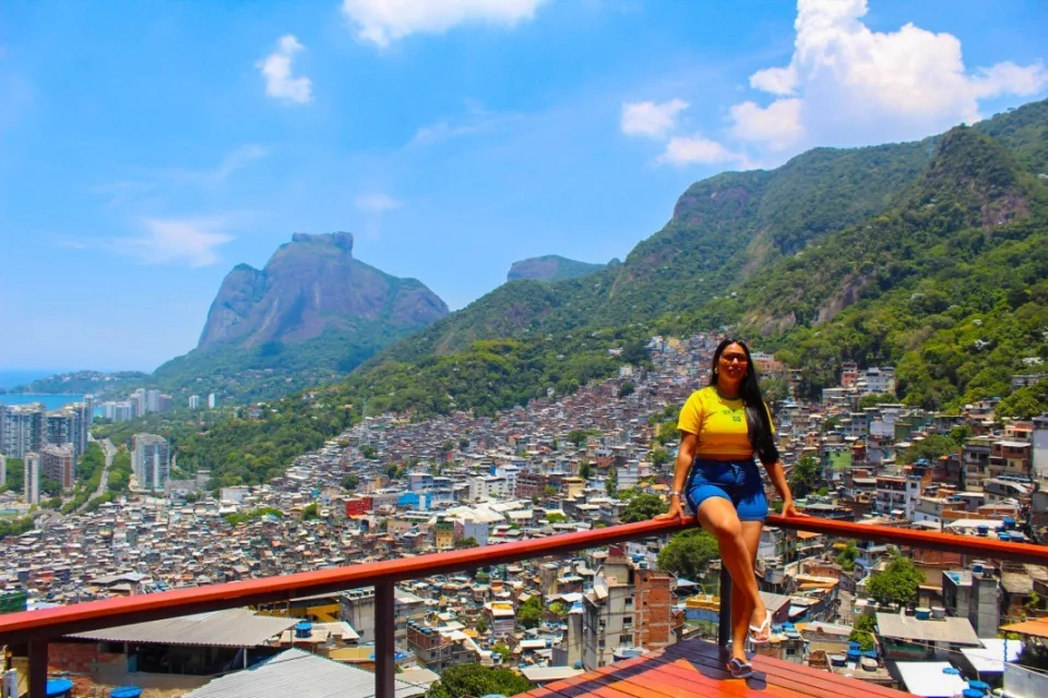 Visitantes em roteiro de turismo comunitário na Rocinha, no Rio de Janeiro, conduzido pelo projeto Na Favela Turismo