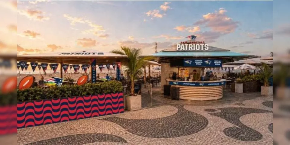 Quiosque temático do New England Patriots na Praia de Copacabana, no Rio de Janeiro