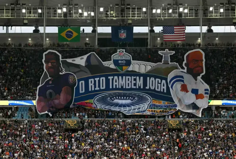Maracanã lotado durante a partida da NFL entre Baltimore Ravens e Dallas Cowboys, no Rio de Janeiro