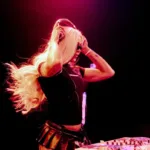 Pabllo Vittar em cabine de DJ durante apresentação do projeto Club Vittar