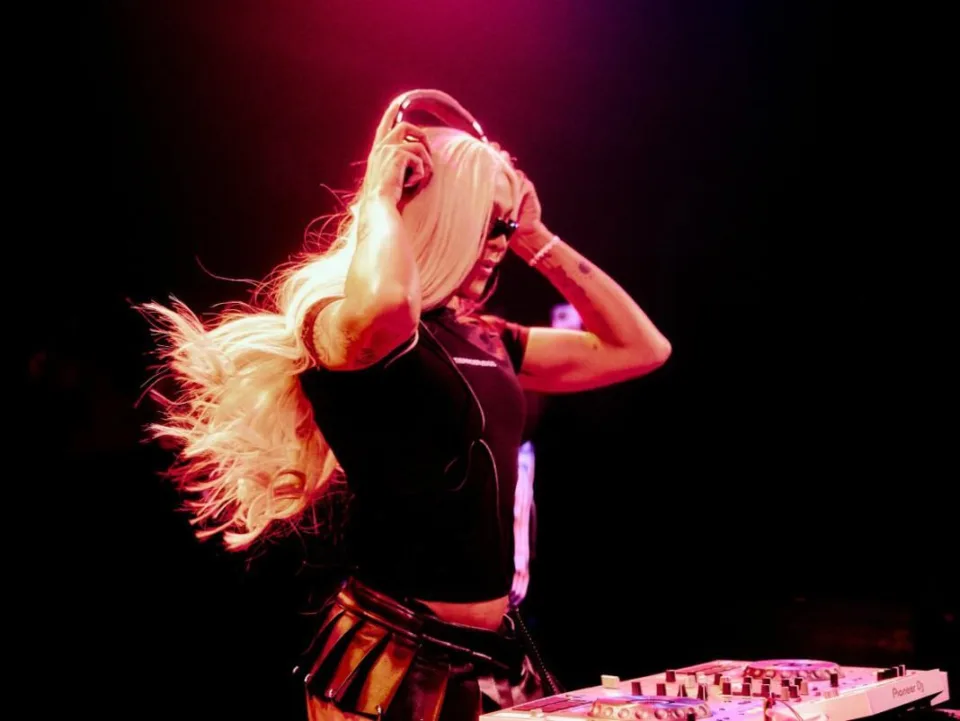 Pabllo Vittar em cabine de DJ durante apresentação do projeto Club Vittar