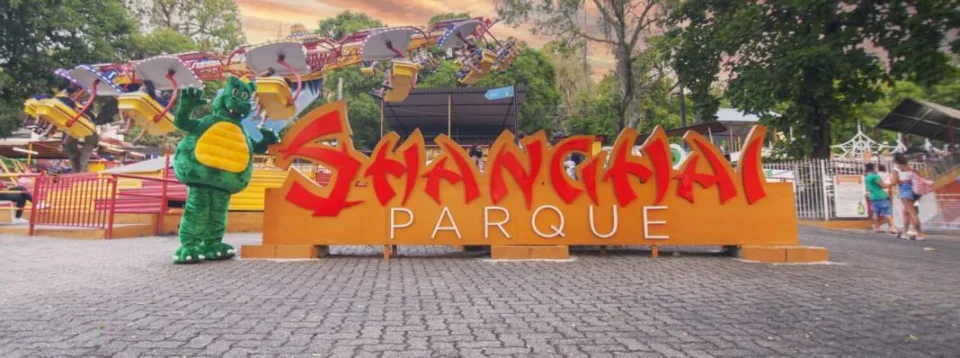 Brinquedos do Parque Shanghai, no Largo da Penha, na Zona Norte do Rio de Janeiro