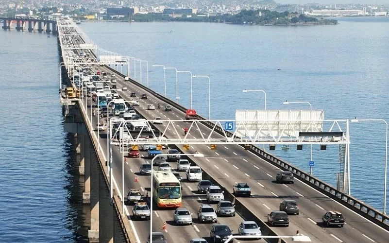Tráfego de veículos na Ponte Rio-Niterói durante operação especial de feriado