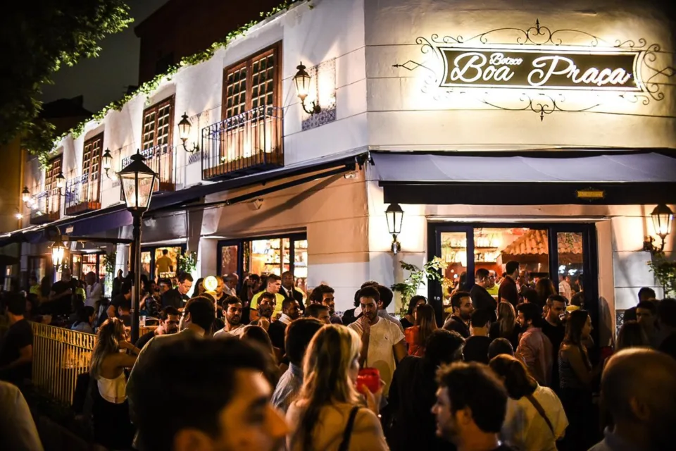 Bar Boa Praça, na Rua Dias Ferreira, no Leblon, Rio de Janeiro, onde acontece a roda de samba do projeto Ô, Queiroz
