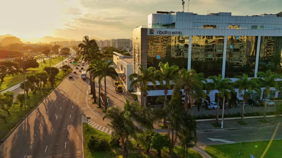 Vista aérea do Ribalta Hotel, na Barra da Tijuca, Rio de Janeiro, ao pôr do sol