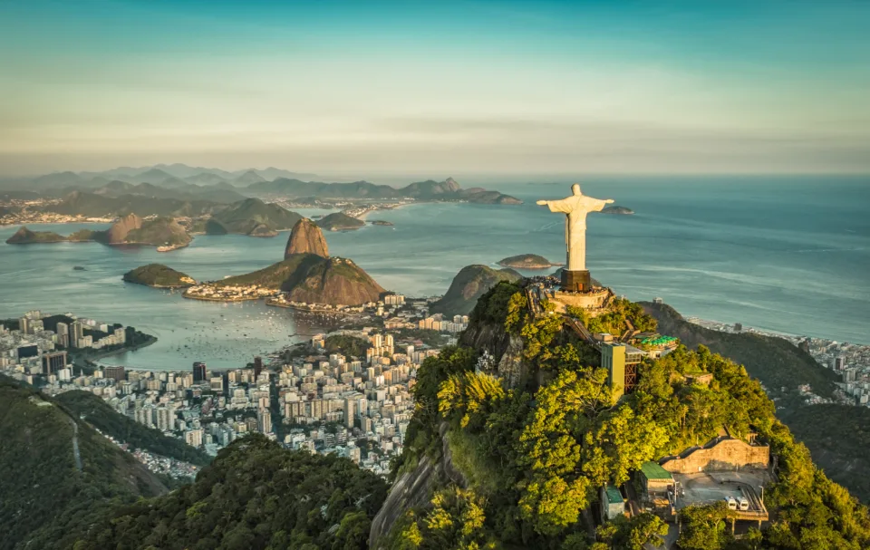 Vista do Rio de Janeiro, destino líder do turismo de luxo no Brasil segundo o Anuário BLTA 2026