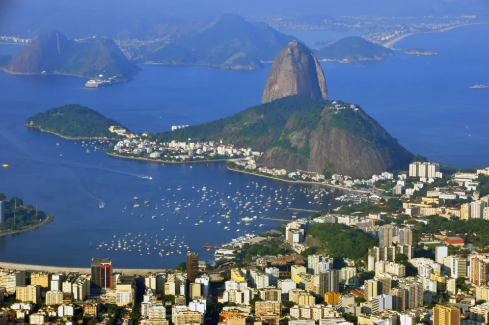 Vista do Pão de Açúcar a partir do Cristo Redentor, no Rio de Janeiro