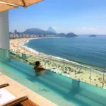 Fachada de hotel na orla do Rio de Janeiro, cidade que registra alta nas diárias durante o Rock in Rio 2026