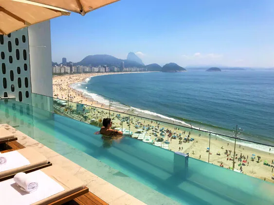 Fachada de hotel na orla do Rio de Janeiro, cidade que registra alta nas diárias durante o Rock in Rio 2026