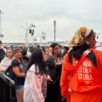 Público em fila em stand de marca na Cidade do Rock, durante o Rock in Rio 2026