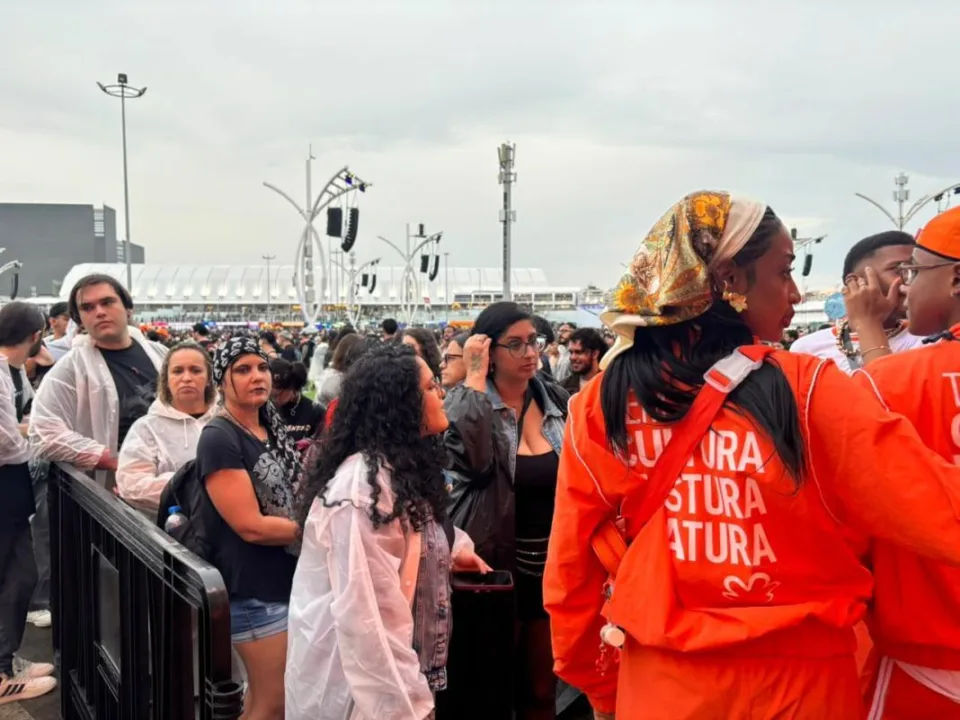 Público em fila em stand de marca na Cidade do Rock, durante o Rock in Rio 2026