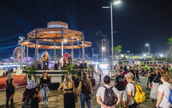 Cenografia da Rota 85, espaço temático da Cidade do Rock no Rock in Rio, no Rio de Janeiro